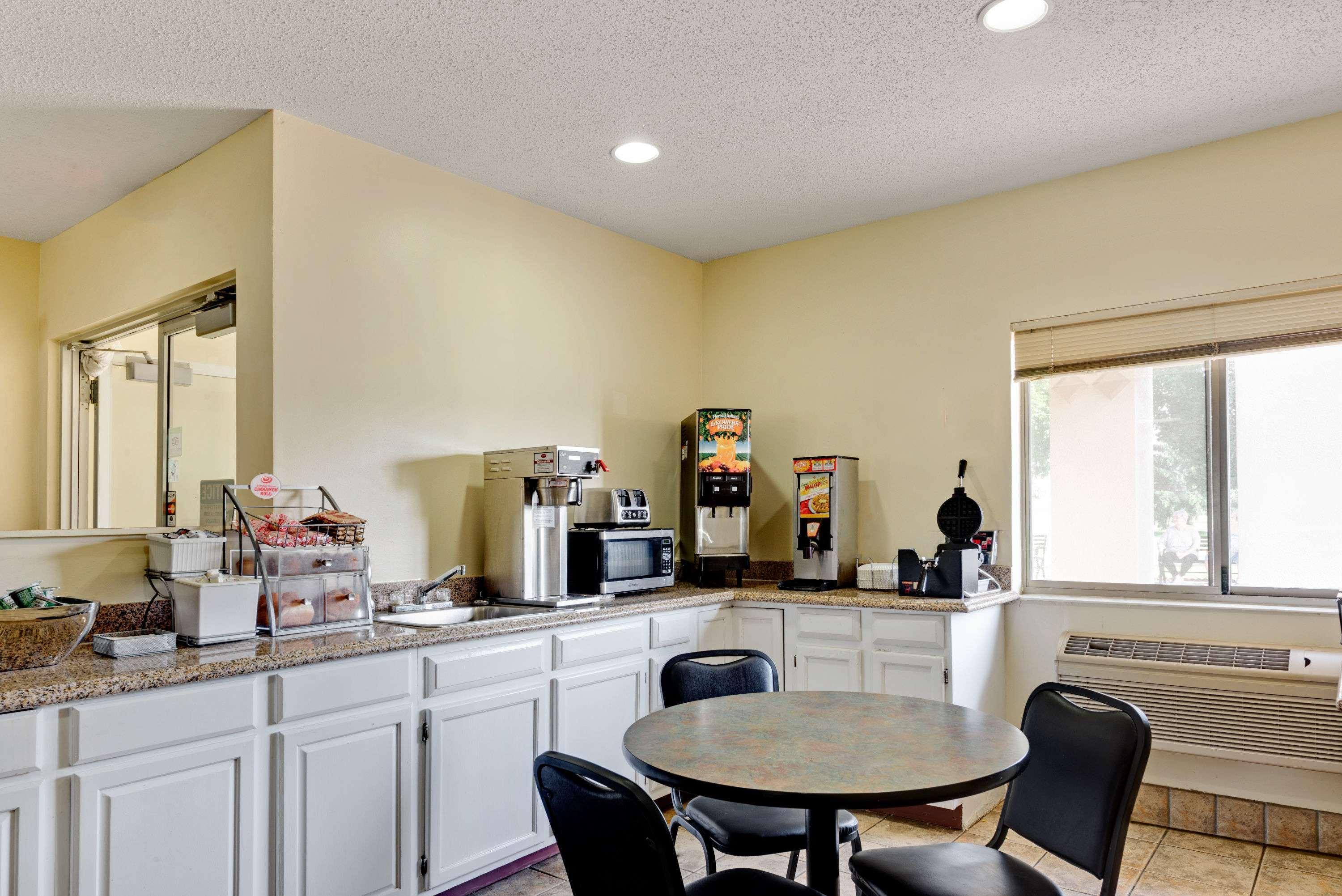 Super 8 By Wyndham Kokomo Extérieur photo