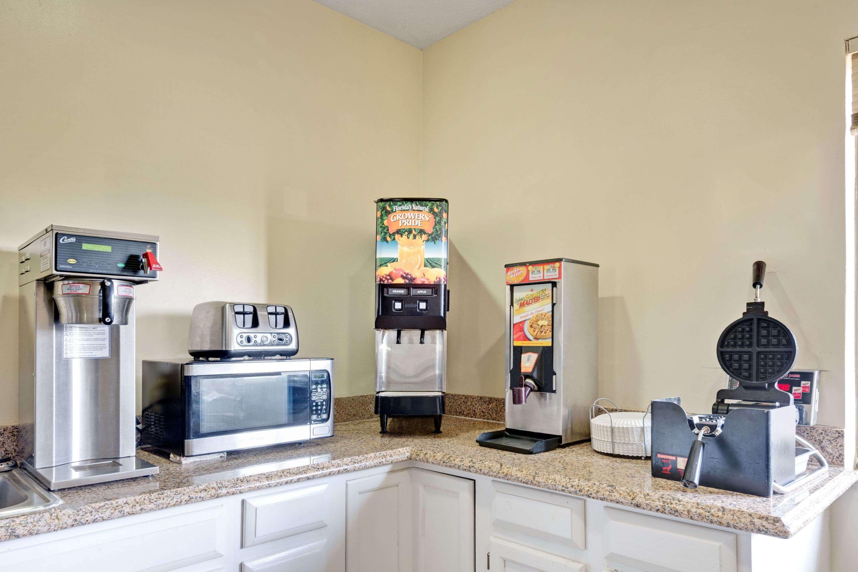 Super 8 By Wyndham Kokomo Extérieur photo
